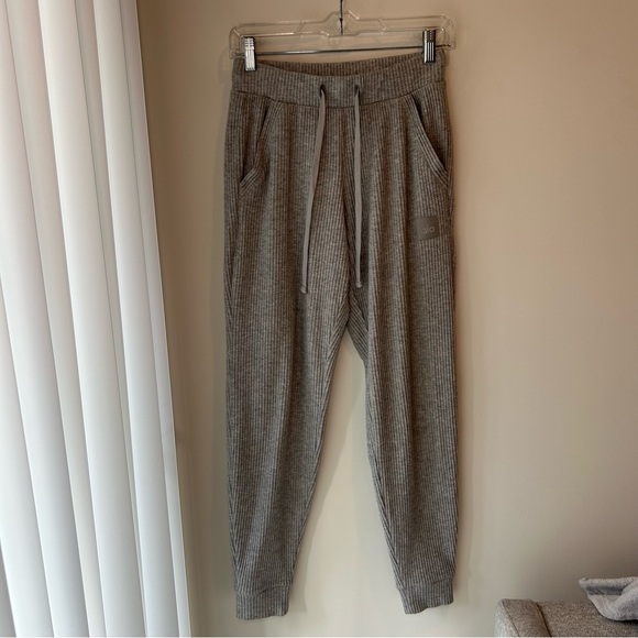 Alo Yoga Muse Sweatpant Grey Size Extra Small - Picture 4 of 12
